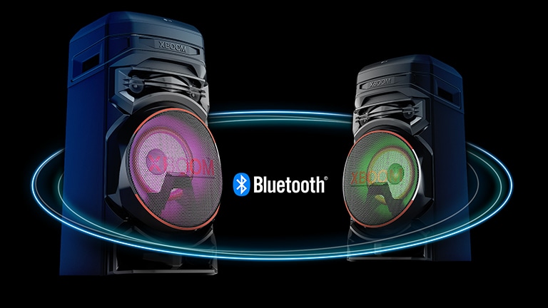 Duas colunas RNC5 frente a frente em angulo diagonal sobre um fundo escuro com um símbolo Bluetooth no meio. Uma tem luz roxa no woofer, e outra tem luz verde.