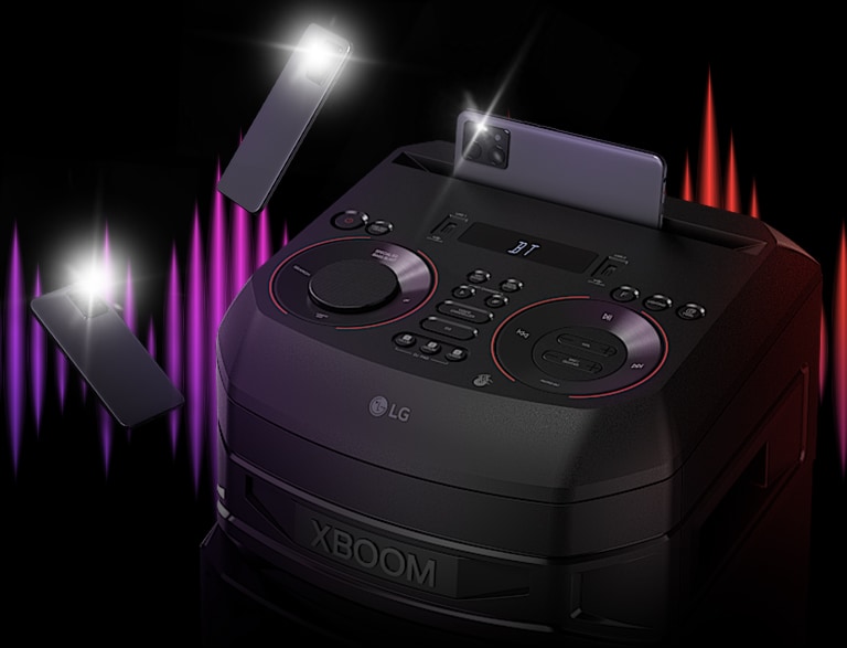 Vista próxima do topo da LG RNC5. Dois telefones a pairar no ar em seu redor, com os flashes ligados. é visivel um equalizador colorido por detrás da coluna.