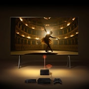 Uma Zero Connect Box em frente a um LG SIGNATURE OLED M4, com um sinal Wi-Fi vermelho e um feixe vermelho a emitir em dire??o à TV. A TV mostra uma bailarina a dan?ar a solo no palco.