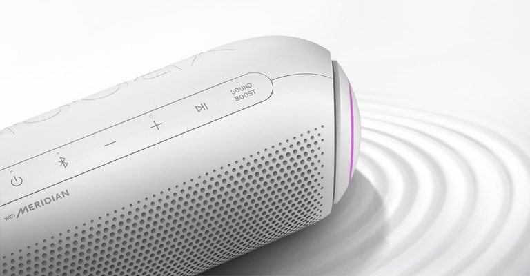 Num fundo branco, a LG XBOOM Go está virada para o canto superior direito e há um padr?o às riscas por baixo do produto.