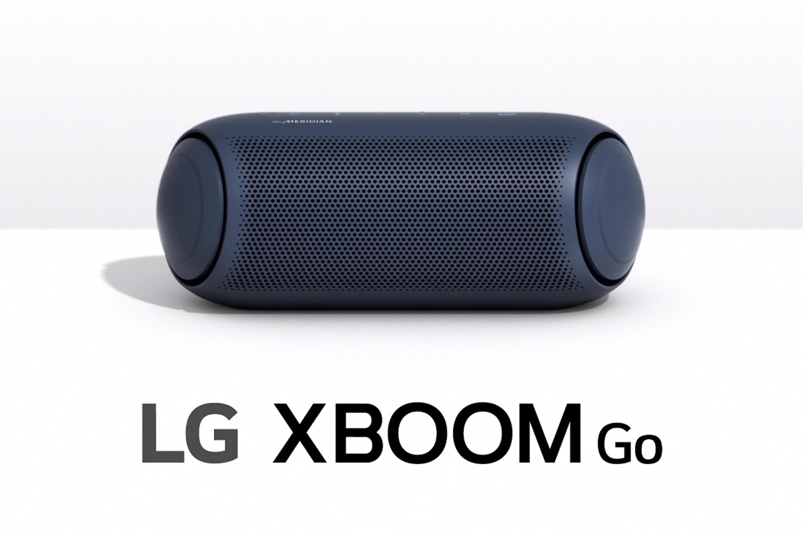 Vista frontal da XBOOM Go da LG com luz roxa.