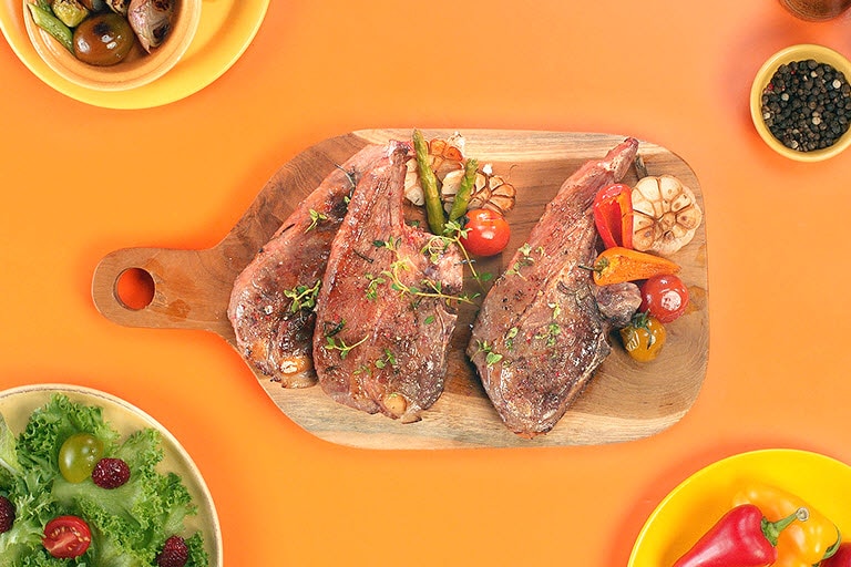 Mostra um bife grelhado num LG NeoChef?.