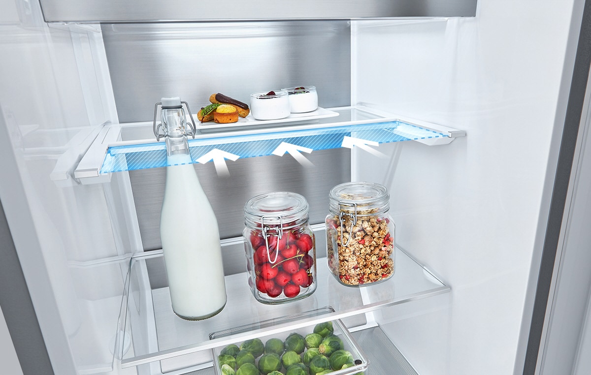 Alimentos em frascos encontram-se no interior do frigorífico e um deles é demasiado alto. Uma linha azul e setas indicam a possibilidade de dobrar a prateleira para ter mais espa?o.