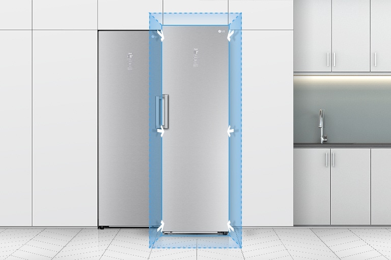 Vista frontal do frigorífico numa cozinha. Um quadrado azul tridimensional e setas a apontar para a porta mostram o qu?o integrável no ambiente de cozinha esta solu??o é.