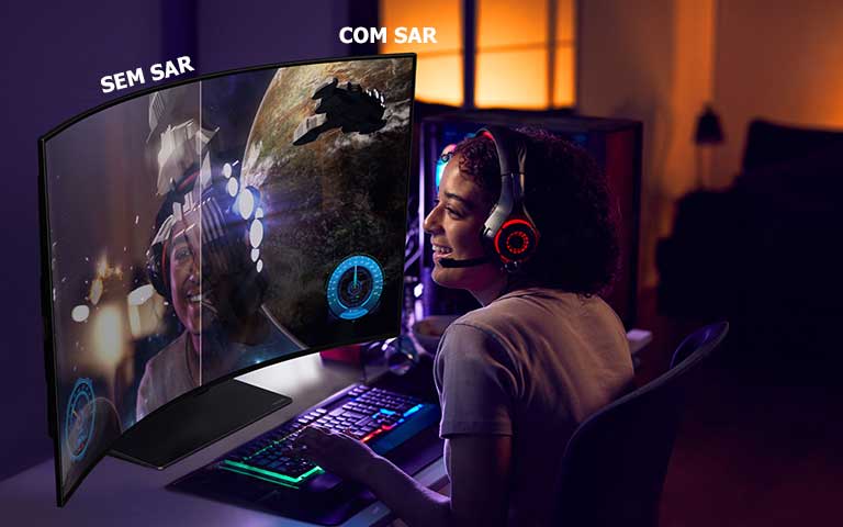 A imagem de uma pessoa a jogar no LG OLED Flex. O lado direito do ecr? possui tecnologia SAR aplicada e mostra apenas os gráficos do jogo. O lado esquerdo do ecr? n?o possui SAR e tem um reflexo do rosto do jogador.