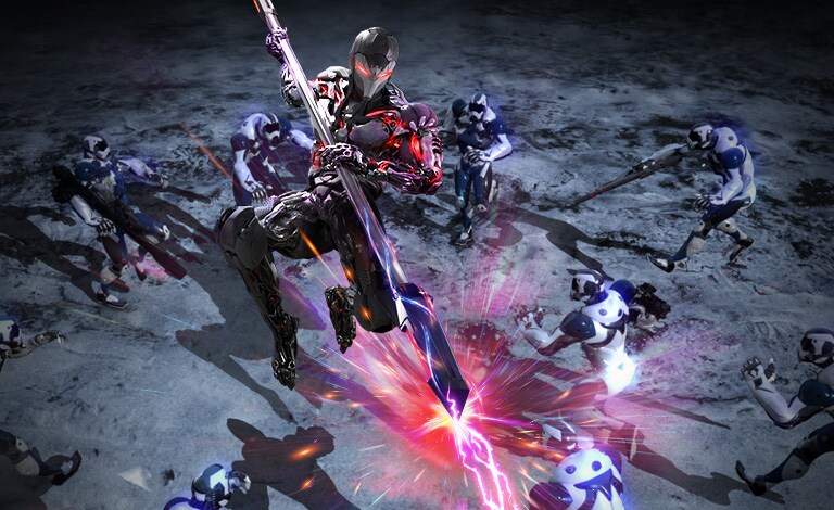 A personagem principal do UltraGear a segurar uma longa lan?a. Expressa movimento dinamico com vivi cor.