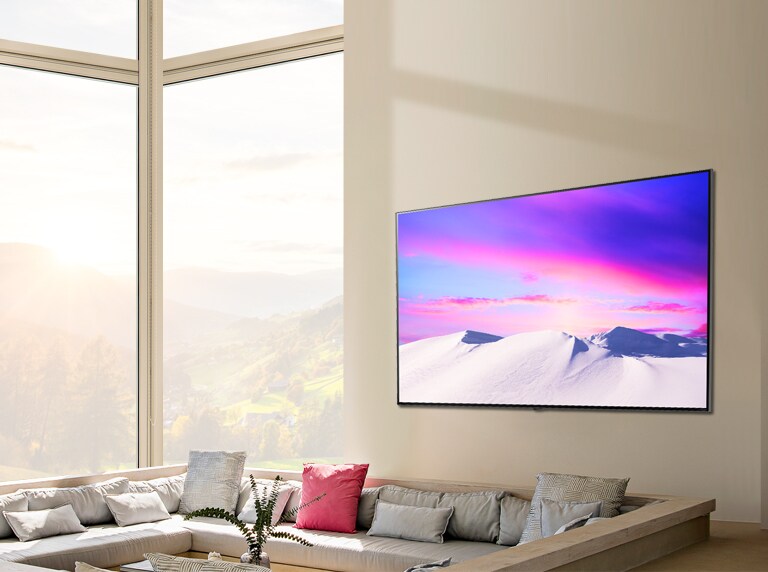 Uma TV de ecr? plano montada numa parede branca. Ao percorrer a imagem de um lado ao outro, a imagem muda de uma TV de 55 polegadas para uma de 86 polegadas.
