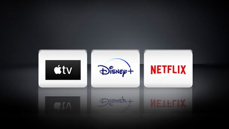 O logótipo Netflix, o logótipo Disney , o logótipo Apple TV organizados horizontalmente no fundo negro.