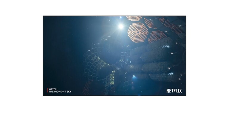 Um ecr? de TV que mostra o trailer de The Midnight Sky na Netflix (ver o vídeo).