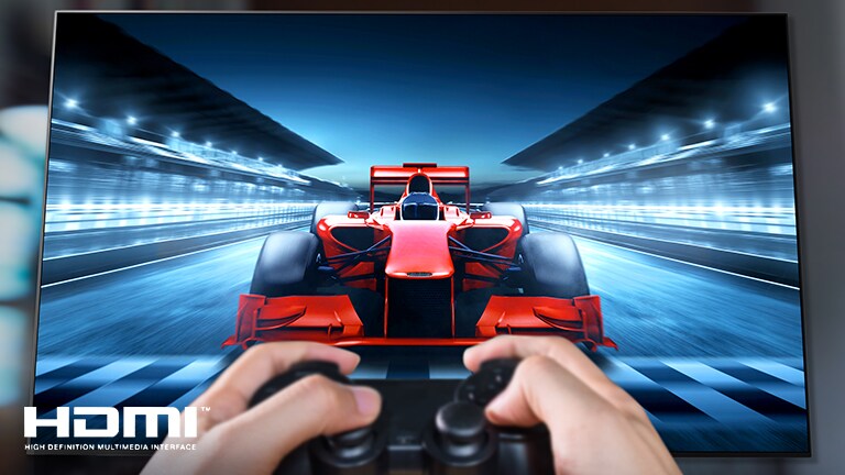 Grande plano de um jogador a jogar um jogo de corridas num ecr? de TV