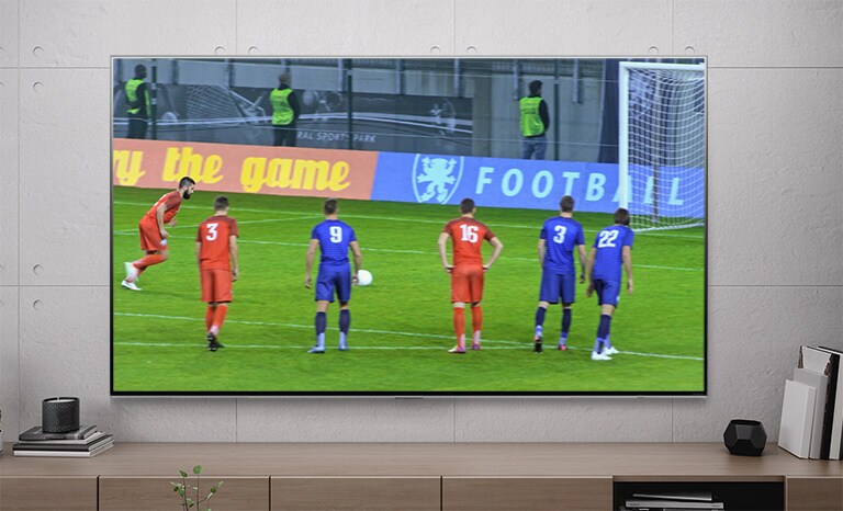 Um ecr? de TV a mostrar um jogador de futebol a marcar uma grande penalidade (ver o vídeo).