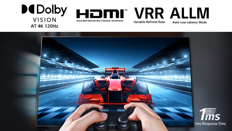 Grande plano de um jogador a jogar num jogo de corrida num ecr? de TV. Na imagem, est?o os logótipos Dolby Vision, HDMI, VRR e ALLM no topo e o logótipo de Tempo de Resposta de 1 ms no canto inferior direito.