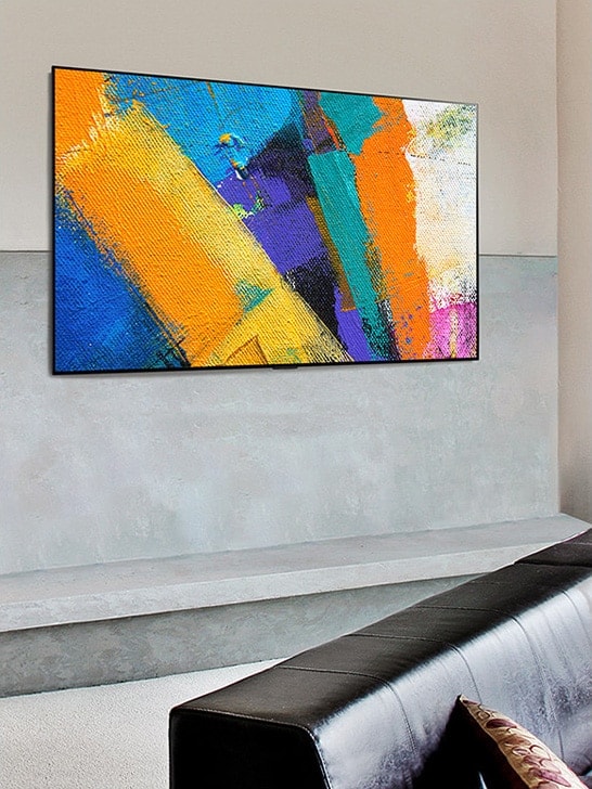 Imagem de uma Gallery Design de montagem na parede com obras de arte na sala de estar.