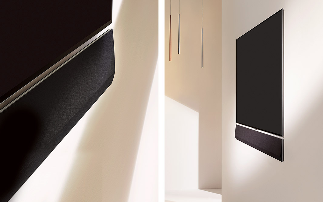 Dois angulos diferentes de uma Gallery Design montada na parede com a Gallery Soundbar montada por baixo