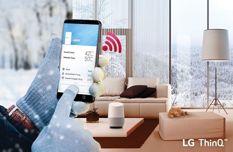 Segurando o smartphone e utilizando a fun??o LG ThinQ