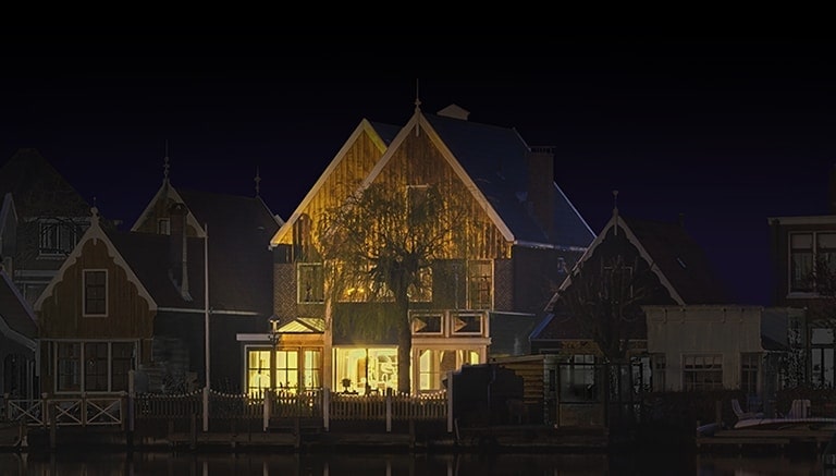Uma fileira de casas totalmente às escuras com iluminada, indicando a utiliza??o do sistema de energia solar como alternativa durante um apag?o.