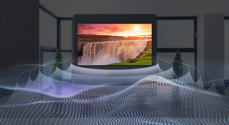 TV grande de ecr? plano numa divis?o escura com uma cascata brilhante ao p?r do sol a ser apresentada no ecr?. As ondas est?o a vir da TV num padr?o circular que representa o som surround virtual.