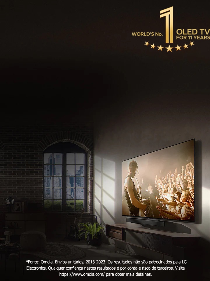 Uma imagem da LG OLED C3 e uma barra de som na parede de um apartamento citadino com um concerto a ser reproduzido no ecr?. O logótipo "A OLED n.o 1 durante 10 anos a nível mundial" também está na imagem. 