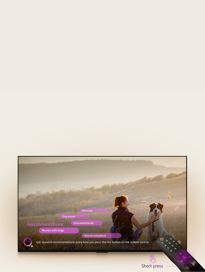 Uma LG TV apresenta uma imagem de uma mulher e um c?o, num campo vasto. Na parte inferior do ecr? é apresentado o texto " Receba recomeda??es de keywords cada vez que premir no bot?o de microfone, no comando.", junto ao círculo roxo central, num vídeo ilustrativo. Barras em cor rosa apresentam as seguintes palavras-chave como recomenda??es: Programas de c?es, Anima??es de Animais, Documentários, Filmes com C?es e Relaxamento. Em frente à LG TV, o LG Magic Remote é apontado para a televis?o com círculos néon roxos ao redor do bot?o do microfone.  Junto ao comando, é apresentado um vídeo ilustrativo de um dedo a pressionar um bot?o e a surgir o texto "Pressionar Brevemente".