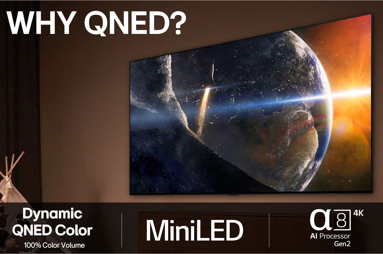 En LG TV-sk?rm med en AI Magic Remote i f?rgrunden. AI-knappen ?r markerad och en pratbubbla visar text, f?resl?r en film jag gillar. P? sk?rmen visas anv?ndarikonen E, som indikerar hur AI Voice ID kunde identifiera vilken anv?ndare det var och ge personliga rekommendationer bara baserat p? deras r?st.