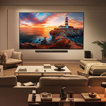 P? en TV-sk?rm visas startsidan f?r webOS 25, fylld med appar och underh?llningsinneh?ll. Bredvid TV:n visas LG AI Magic Remote, AI-knappen ?r markerad som om den aktiverats av anv?ndarens r?st. En pratbubbla visas bredvid den och byter till Mitt konto. En kort text f?rklarar hur anv?ndare nu kan synkronisera sin r?st med sin personliga profil f?r enklare navigering och personanpassade rekommendationer. 