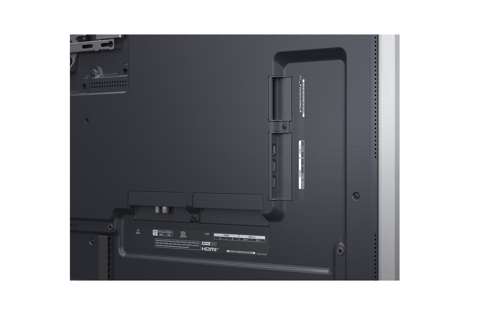 LG AI Magic Remote framf?r en LG TV-sk?rm. P? sk?rmen visas en personlig h?lsning fr?n LG AI med anpassade nyckelord baserade p? anv?ndarens s?k- och visningshistorik. Vid fj?rrkontrollen visas en ikon och etikett som visar att AI Concierge-funktionen ?r l?ttillg?nglig med ett kort tryck p? AI-knappen. 
