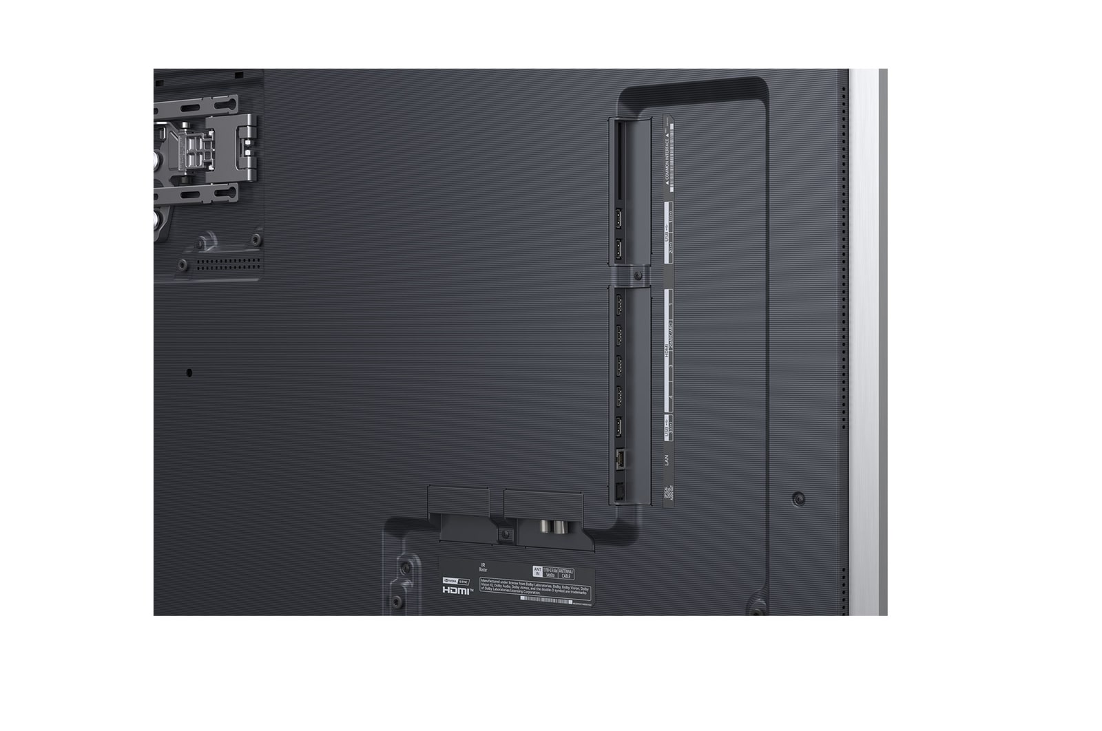 LG AI Magic Remote framf?r en LG TV-sk?rm. P? sk?rmen visas en personlig h?lsning fr?n LG AI med anpassade nyckelord baserade p? anv?ndarens s?k- och visningshistorik. Vid fj?rrkontrollen visas en ikon och etikett som visar att AI Concierge-funktionen ?r l?ttillg?nglig med ett kort tryck p? AI-knappen. 