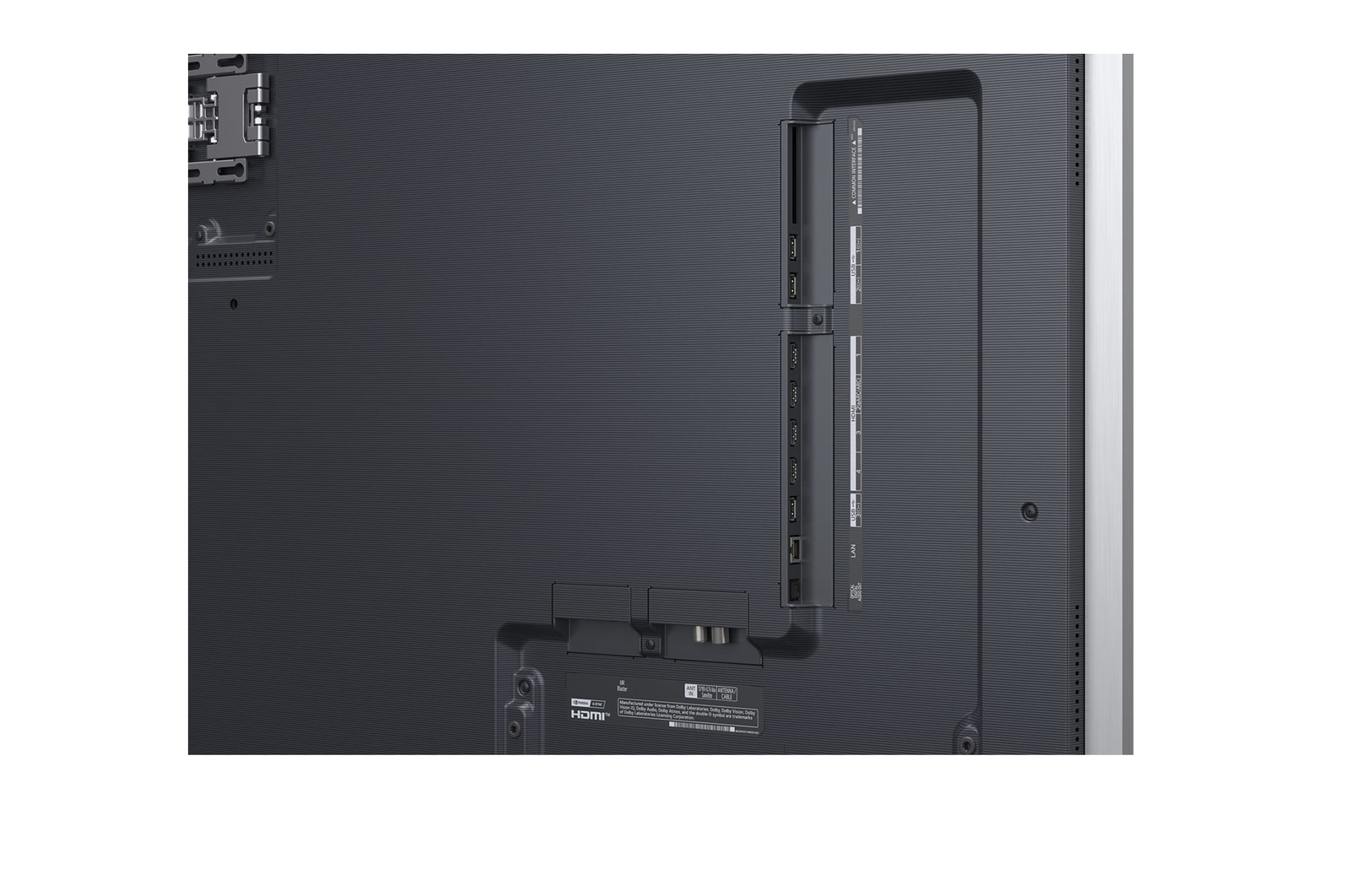 LG AI Magic Remote framf?r en LG TV-sk?rm. P? sk?rmen visas en personlig h?lsning fr?n LG AI med anpassade nyckelord baserade p? anv?ndarens s?k- och visningshistorik. Vid fj?rrkontrollen visas en ikon och etikett som visar att AI Concierge-funktionen ?r l?ttillg?nglig med ett kort tryck p? AI-knappen. 