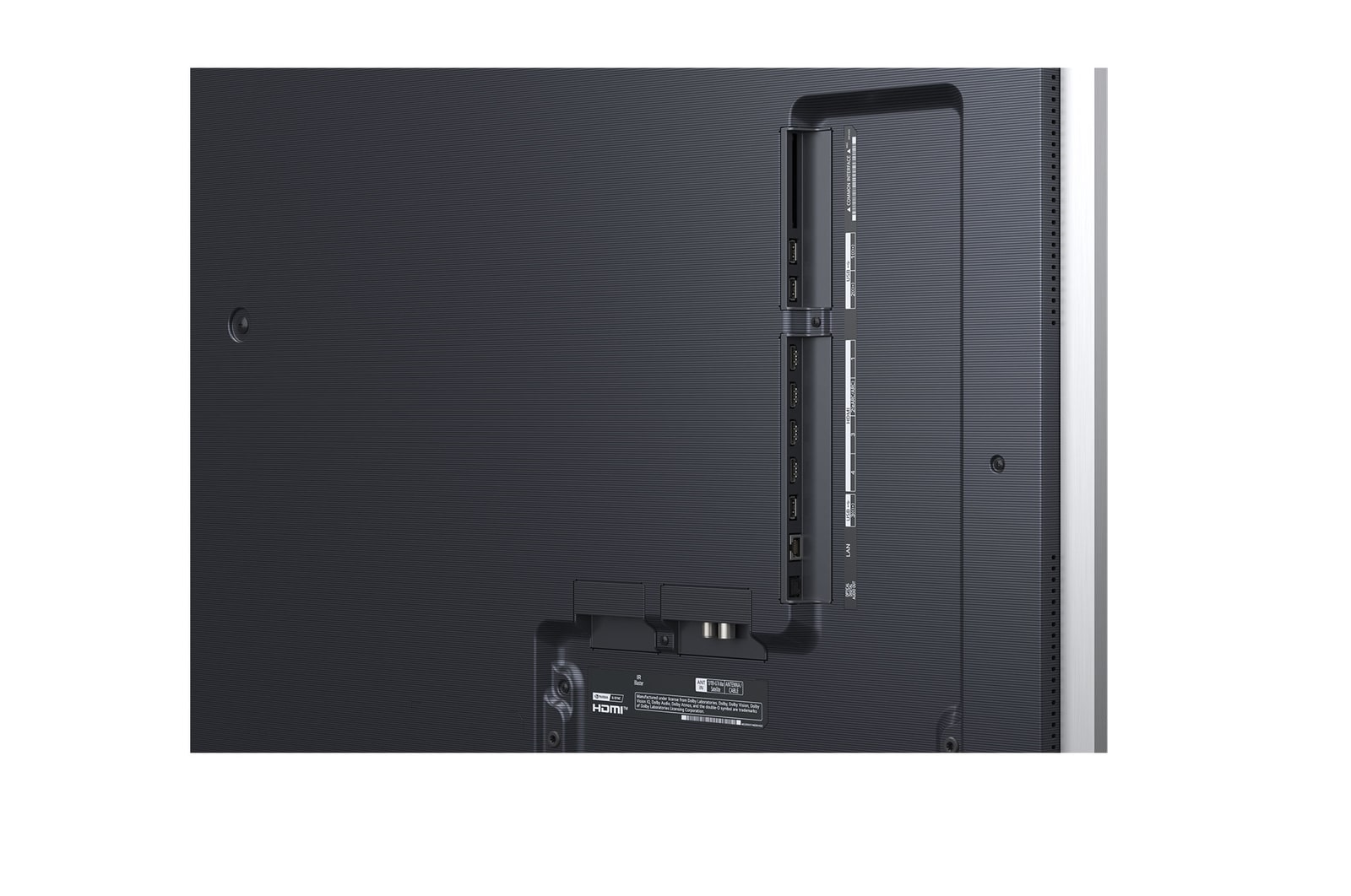 LG AI Magic Remote framf?r en LG TV-sk?rm. P? sk?rmen visas en personlig h?lsning fr?n LG AI med anpassade nyckelord baserade p? anv?ndarens s?k- och visningshistorik. Vid fj?rrkontrollen visas en ikon och etikett som visar att AI Concierge-funktionen ?r l?ttillg?nglig med ett kort tryck p? AI-knappen. 