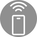 Mannen anv?nder appen medan han tittar p? sin mobiltelefon.