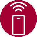 Mannen anv?nder appen medan han tittar p? sin mobiltelefon.