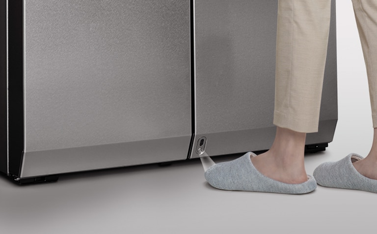 Se acerca un pie izquierdo al sensor de la puerta del Frigorífico LG SIGNATURE para abrirla automáticamente.
