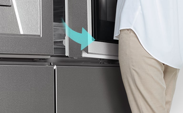La puerta del Frigorífico LG SIGNATURE se abre automáticamente.