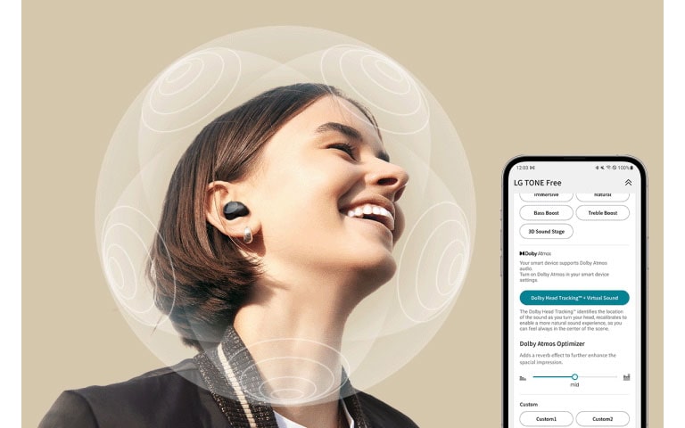 En kvinna som b?r T90S ler. En ljudsf?r visas runt hennes huvud f?r att framh?va det rumsliga ljudet. Till h?ger visas ett smartphone-gr?nssnitt f?r att illustrera att denna funktion ?r tillg?nglig i appen TONE Free.