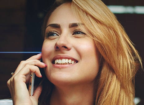 Fr?n v?nster till h?ger: En kvinna pratar i telefon utomhus med T90S, T90S filtrerar bort bakgrundsljud och den andra kvinnan kan bara h?ra sin r?st tydligt.