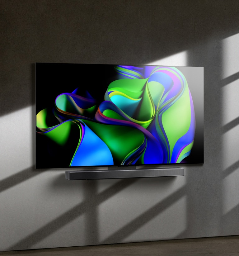 En video inleds med orden LG OLED evo mot en svart bakgrund. Orden f?rstoras och fylls med f?rg. Sedan ?verg?r scenen till LG OLED C3, som visar ett f?rgglatt abstrakt konstverk med en Soundbar mot en vit bakgrund. Den vita bakgrunden blir en v?gg i ett rum som tv:n f?sts p?.