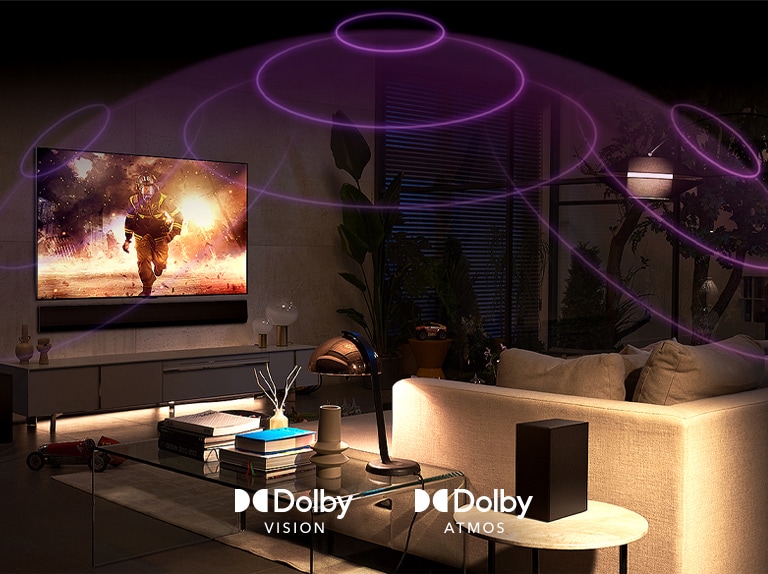 En bild av en LG OLED TV i ett rum, den visar en actionfilm. Ljudv?gor skapar en kupol mellan soffan och TV:n, och illustrerar ett uppslukande rumsligt ljud.