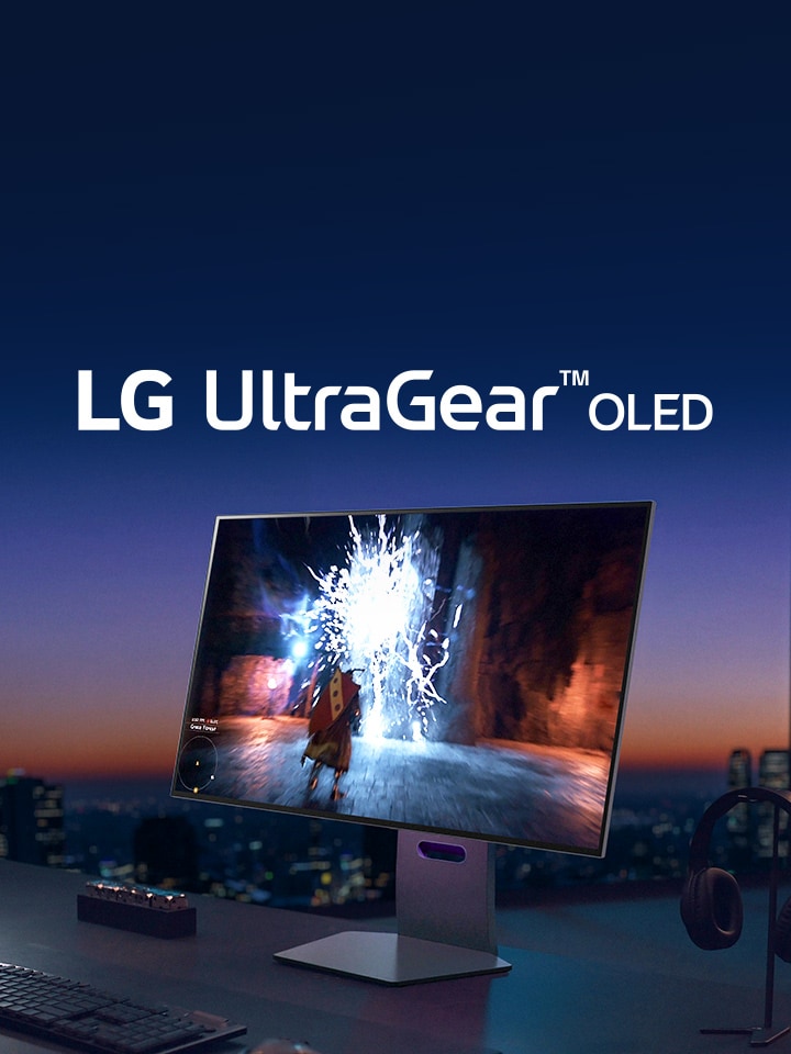 Vid ett bord vid f?nstret med solnedg?ngen placeras en UltraGear-sk?rm som visar ett spel.