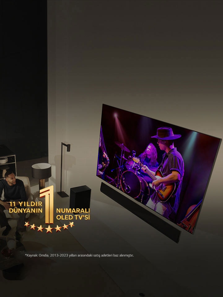 Modern bir dairede geni? ekran OLED TV’de konser seyreden bir adam ile kad?n?n tepeden g?rünümü. G?rüntüde “11 Y?ld?r Dünyan?n 1 Numaral? OLED TV’si” amblemi yer al?yor. Bir sorumluluk reddi ekranda g?rünür: “Kaynak: Omdia. Birim sevkiyatlar?, 2013 - 2023. Sonu?lar, LG Electronics taraf?ndan onayland??? anlam?na gelmemektedir. Sonu?lara güvenilmesi ü?üncü taraf?n kendi sorumlulu?undad?r. Daha fazla detay i?in?https://www.omdia.com/?adresini ziyaret edin.”