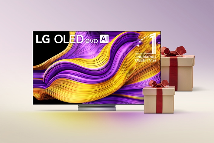 Ekran?nda LG OLED evo AI 2025 yazan ve 12 y?ld?r Dünyan?n 1 Numaral? OLED TV’si amblemi bulunan LG OLED evo AI. Yan?nda paketlenmi? hediyeler duruyor.