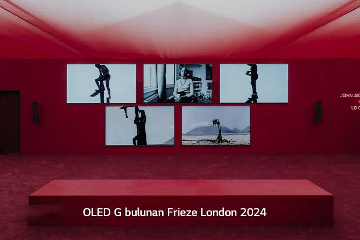 Sanat eserlerini g?steren birden fazla LG OLED G bulunan k?rm?z? oda.