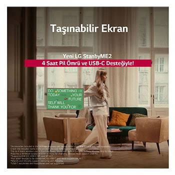 TV stand? üzerinde LG StanbyME 2’yi tekerlekleriyle hareket ettiren bir ki?i. Metin, Süper Ta??nabilir Ekran?n 4 saat kablosuz oynatma süresi ve USB-C ?zelli?ini nas?l sundu?unu anlat?yor. 