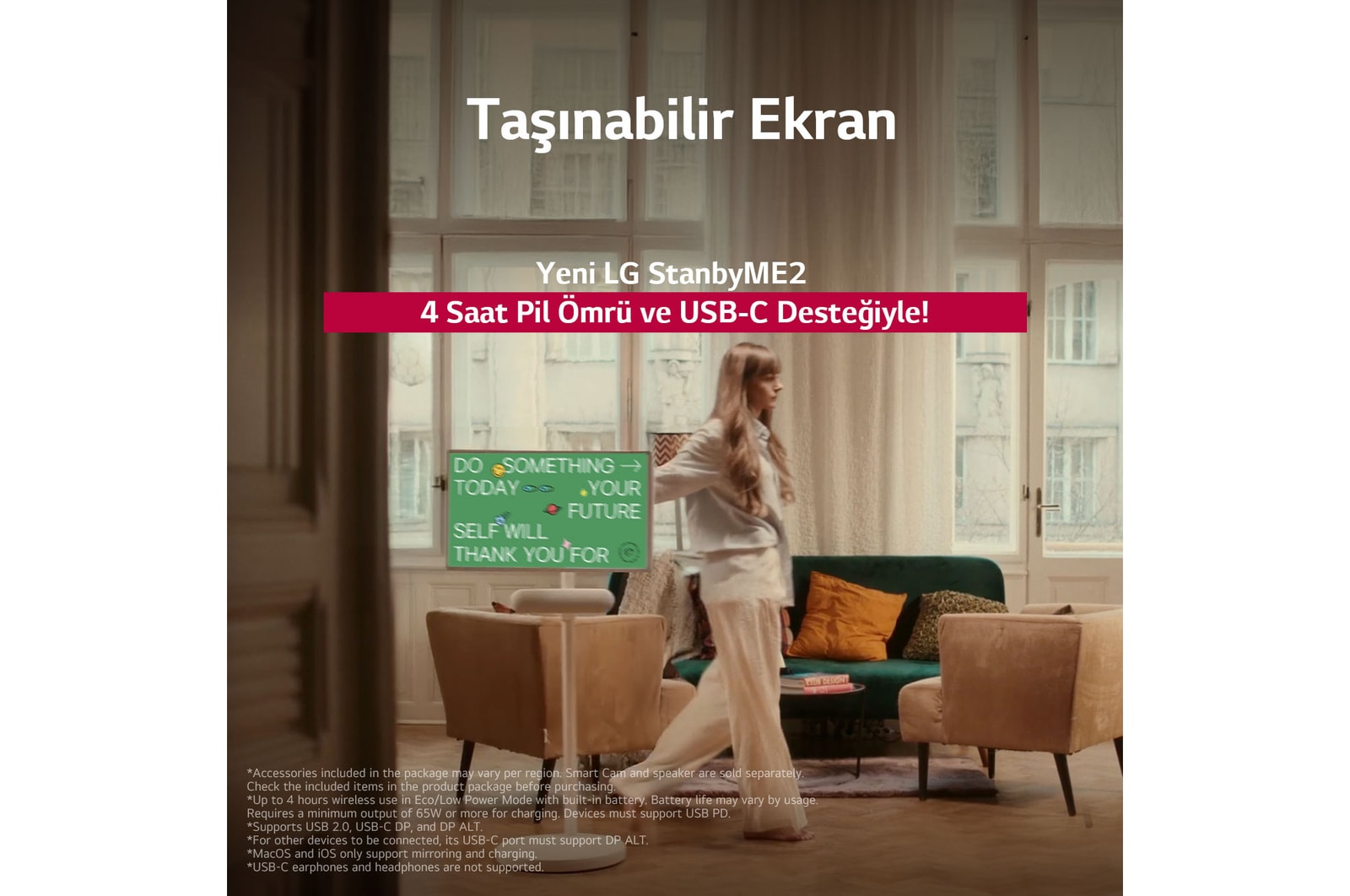 TV stand? üzerinde LG StanbyME 2’yi tekerlekleriyle hareket ettiren bir ki?i. Metin, Süper Ta??nabilir Ekran?n 4 saat kablosuz oynatma süresi ve USB-C ?zelli?ini nas?l sundu?unu anlat?yor. 