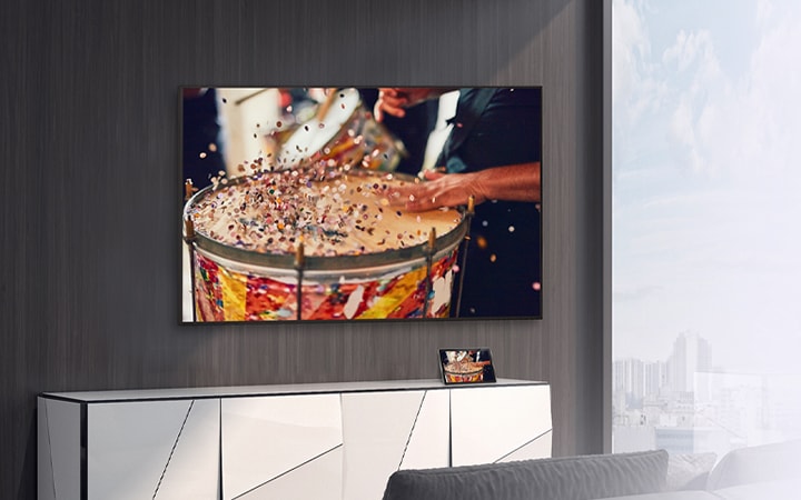 Odada duvara monte edilmi? bir TV, rafta bir tablet bulunur. Tabletin i?eri?i TV’ye yans?t?l?r.