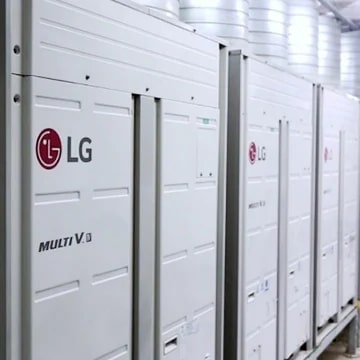  Yan yana dizilmi? ?oklu LG Multi V d?? ünitelerinin ?nden g?rünümü.