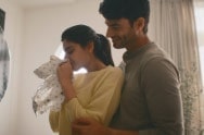 LG ThinQ uygulamas?na indirilen ki?iselle?tirilmi? program ayarlar?n? kullanarak bebeklerinin narin k?yafetlerini y?kayan bir ?iftin videosu.