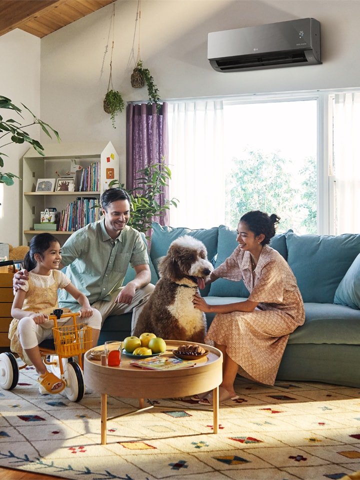 New York City'deki modern ve s?ra d??? bir dairenin duvar?ndaki LG OLED evo G3'ün g?rüntüsü. Ekranda romantik bir gece sahnesi oynar. 10 Y?ld?r Dünyan?n 1 Numaral? OLED TV'si amblemi. 