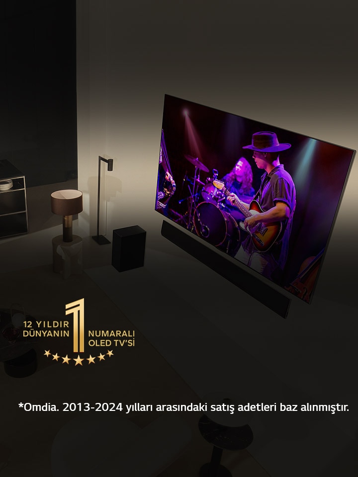 Modern bir dairede geni? ekran OLED TV’de konser seyreden bir adam ile kad?n?n tepeden g?rünümü. G?rüntüde “11 Y?ld?r Dünyan?n 1 Numaral? OLED TV’si” amblemi yer al?yor. Bir sorumluluk reddi ekranda g?rünür: “Kaynak: Omdia. Birim sevkiyatlar?, 2013 - 2023. Sonu?lar, LG Electronics taraf?ndan onayland??? anlam?na gelmemektedir. Sonu?lara güvenilmesi ü?üncü taraf?n kendi sorumlulu?undad?r. Daha fazla detay i?in?https://www.omdia.com/?adresini ziyaret edin.”