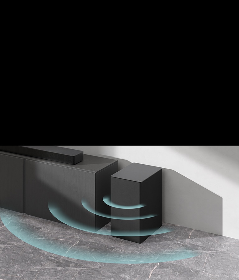 Kabin üzerine bir soundbar yerle?tirilmi?tir. Yanda yere yerle?tirilmi? bir kablosuz subwoofer bulunur. Subwoofer'dan mavi ses grafikleri gelir.