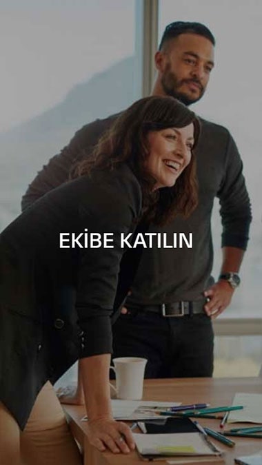Toplant? odas?nda duran bir kad?n ve bir adam